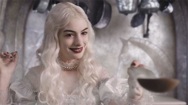 Anne Hathaway Alice in Wonderl